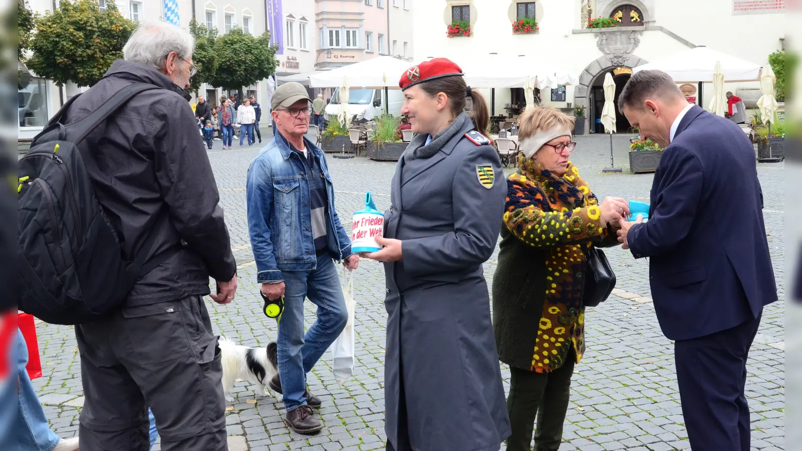 Straßensammlung zum Auftakt der diesjährigen Kriegsgräbersammlungs-Aktion mit Prominenten in der Fußgängerzone.  (Bild: Helmut Kunz)
