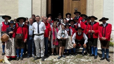 Natürlich beherbergt die Bibliothek der Schmeller-Gesellscha auch eigene Publika onen<br>wie die erst unlängst erschienene zweisprachige (deutsch/italienisch) Seminarschri zu den<br>I. Europa-Gesprächen 2022 zur Erforschung des Zimbrischen in den Laimbachtälern. (Bild: Christian Ferstl)