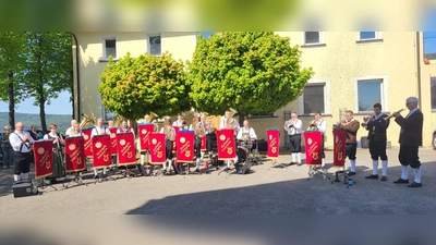 Die Blakapelle Ernestgrün lud ein zum Muttertags-Standkonzert (Bild: Michael Frank)