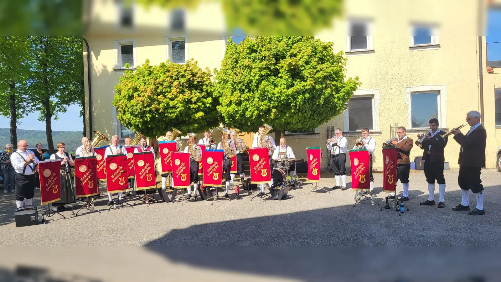 Die Blakapelle Ernestgrün lud ein zum Muttertags-Standkonzert (Bild: Michael Frank)