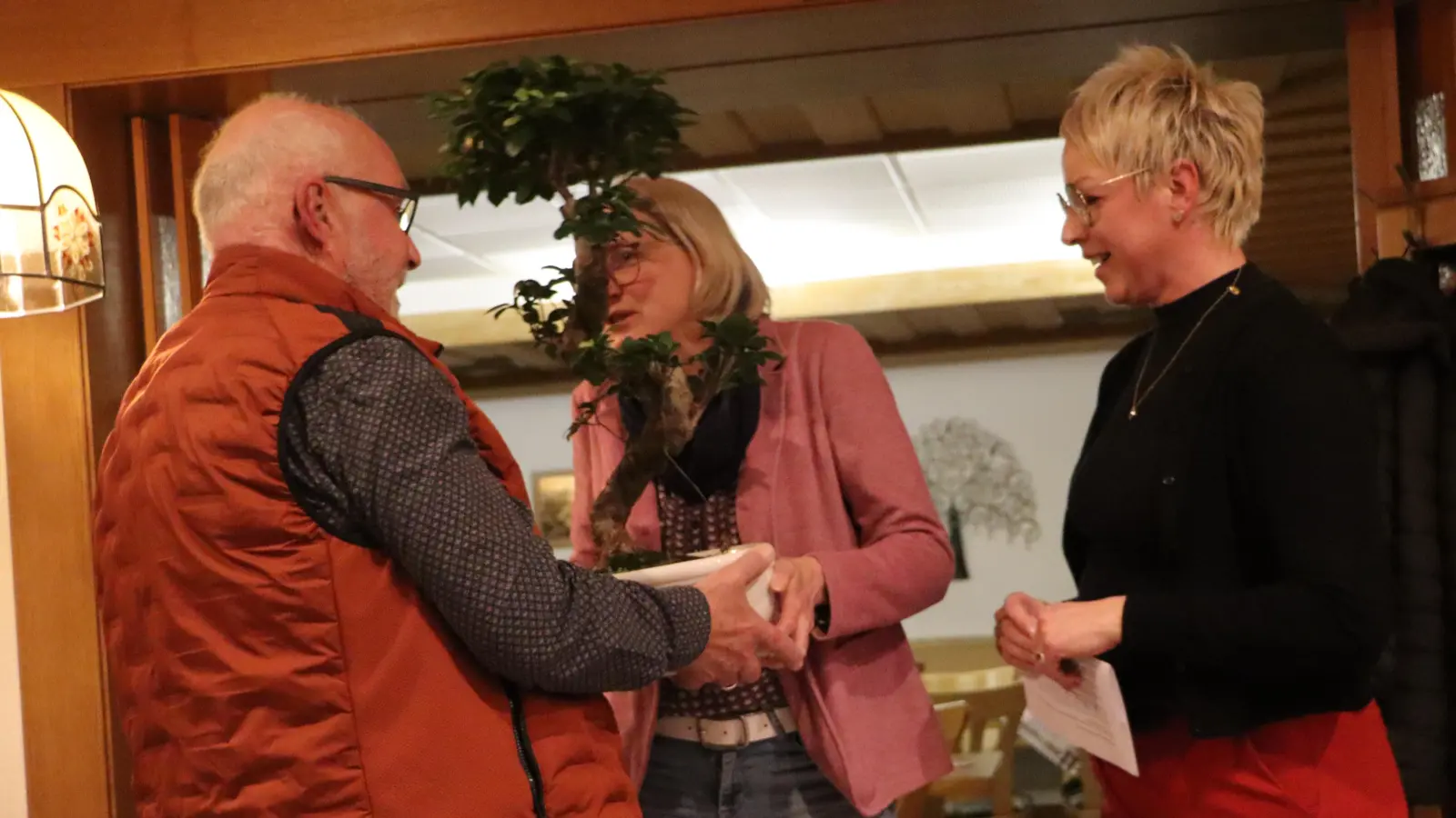 Nach fast 24 Jahren als 1. Vorstand im Gartenbauverein wurde von der neuen Vorsitzenden Claudia Siegert und Schriftführerin Birgit Bär zum Dank an Rudi Gruber ein Bonsai-Baum überreicht. (Bild: Rudi Gruber)