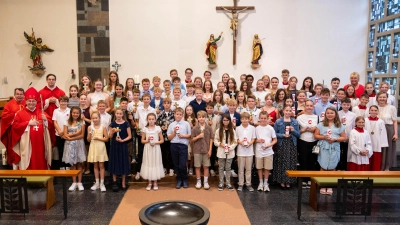 Die Poppenrichter und Ammerthaler Firmlinge mit dem Firmspender Abt em. Hermann-Josef Kugler, Pfarrer Dominik Mitterer und Pfarrer Klaus Hausmann (links), sowie GR Regina Probst und Pfarrsekretärin Monika Fruth (rechts) (Bild: Julian Probst )
