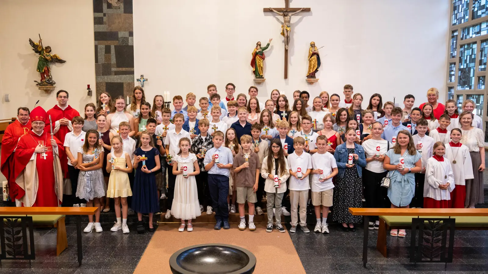 Die Poppenrichter und Ammerthaler Firmlinge mit dem Firmspender Abt em. Hermann-Josef Kugler, Pfarrer Dominik Mitterer und Pfarrer Klaus Hausmann (links), sowie GR Regina Probst und Pfarrsekretärin Monika Fruth (rechts) (Bild: Julian Probst )