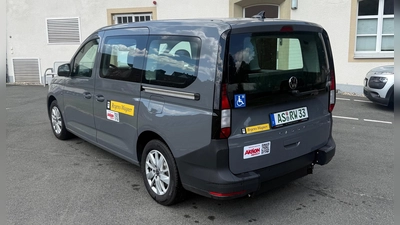 Dank der Förderung der Aktion Mensch hat die Regens Wagner Stiftung Michelfeld einen VW Caddy mit Rollstuhlrampe erhalten. Damit können kleine Gruppen von Klienten inklusive Rollstuhlfahrer barrierefrei zu Ausflügen oder Terminen gefahren werden. (Bild: Thomas Sammet)