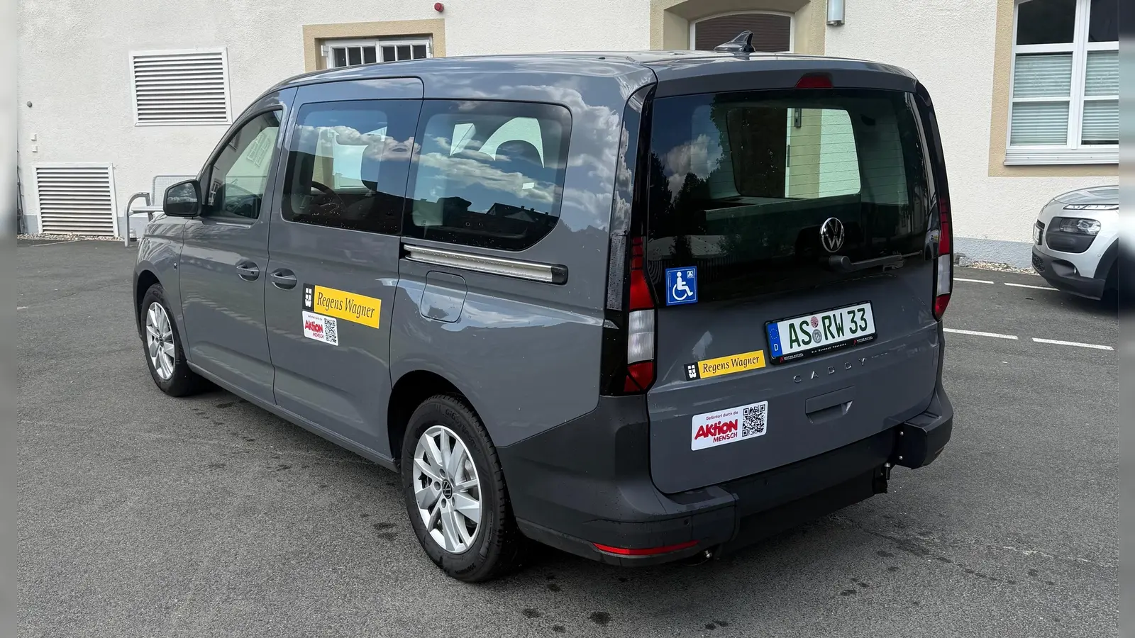 Dank der Förderung der Aktion Mensch hat die Regens Wagner Stiftung Michelfeld einen VW Caddy mit Rollstuhlrampe erhalten. Damit können kleine Gruppen von Klienten inklusive Rollstuhlfahrer barrierefrei zu Ausflügen oder Terminen gefahren werden. (Bild: Thomas Sammet)