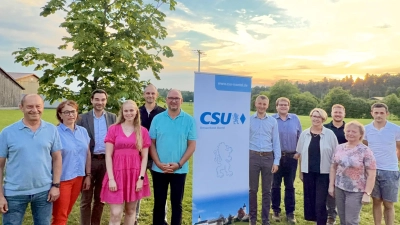 Die CSU-Vorstandschaft um Johannes Wittmann (6. von rechts) mit MdL Dr. Stephan Oetzinger (3. von links) und Bürgermeister Richard Kammerer (6. von links). (Bild: Constanze Hartwig)