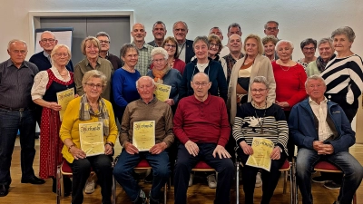 Im Kreise der Ehrengäste und der Vorstandschaft stellten sich die zahlreichen geehrten Mitglieder zum Erinnerungsfoto auf.  (Bild: Reinhard Kreuzer)