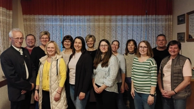 Zweiter Kreisverbandsvorsitzender Audi Lurbiecki (links) beglückwünschte den Gartenbauverein zu seiner Arbeit. Im Bild die alte und neue Vorstandschaft: (vorne von links) Corina Meindl, Simone Salomon, Tamara Salomon, Beate Klier, Maria Lang, (hinten, zweite Reihe von links) Michael Meindl, Anja Haberl, Elfriede Salomon, Gabi Lang, Sabrina Lang, Sonja Hammerl und Bürgermeister Norbert Eckl. (Bild: Maria Lang)