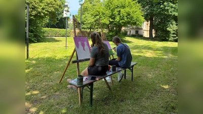 Beim Ferienangebot „Malen im Park“ wird im Skulpturenpark des Oberpfälzer Künstlerhauses unter freiem Himmel gemalt. (Bild: Daniela Siegl)