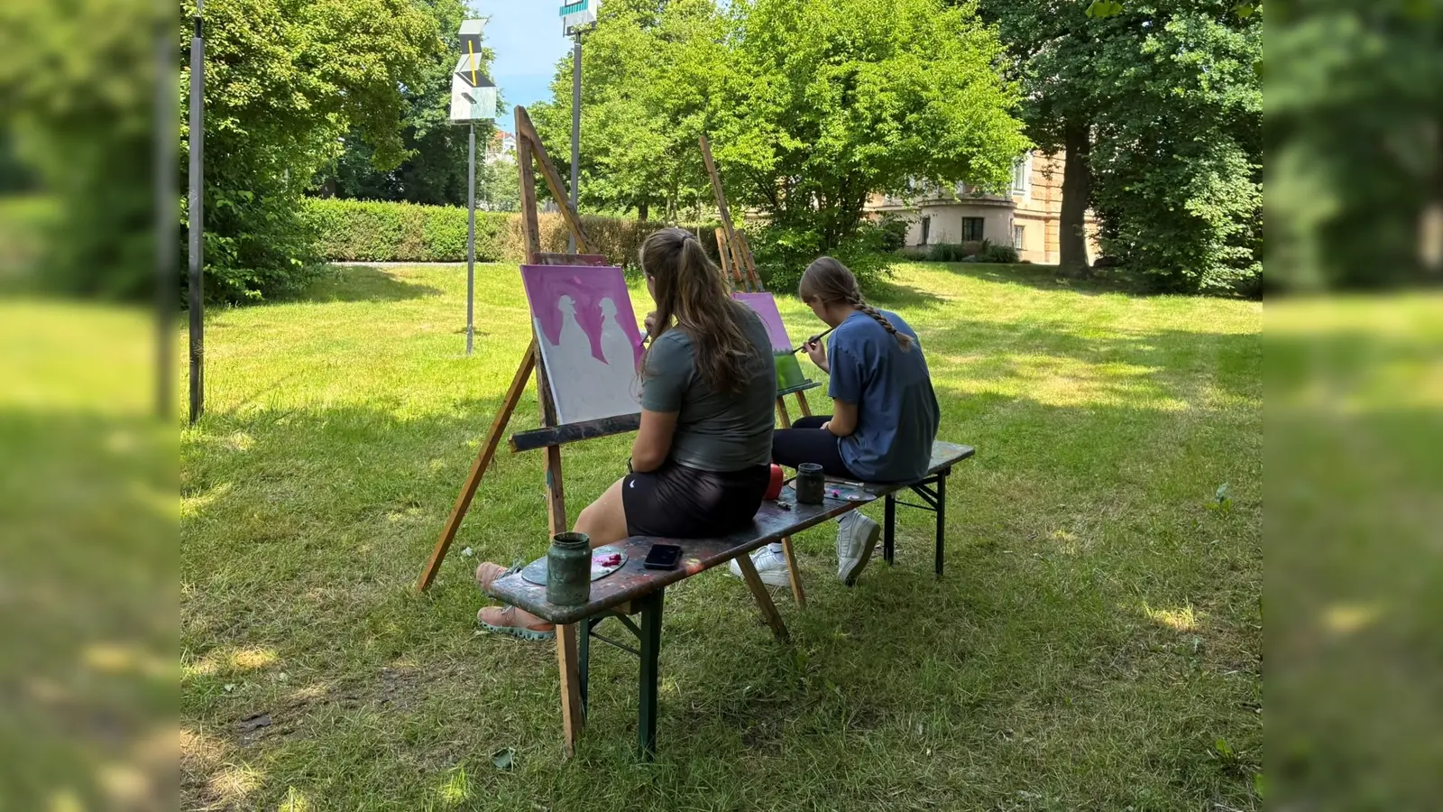 Beim Ferienangebot „Malen im Park“ wird im Skulpturenpark des Oberpfälzer Künstlerhauses unter freiem Himmel gemalt. (Bild: Daniela Siegl)