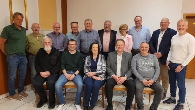 Die gewählte Vorstandschaft und Ehrengäste (Bild: Gisela Chacon)