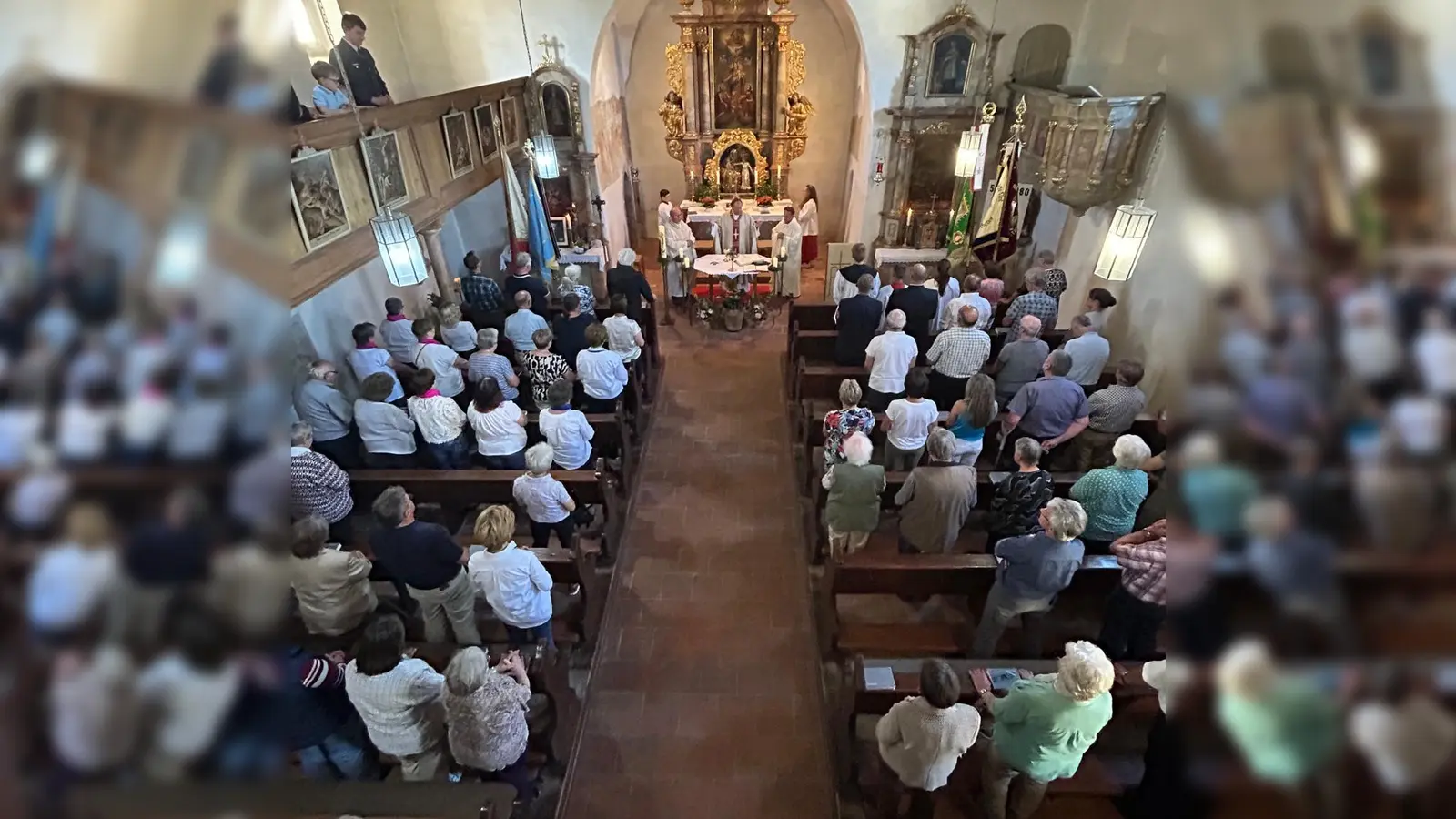 Blick von der Empore in der Simultankirche in den Altarraum (Bild: Dr. Manfred Bauer)