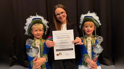 Tanzpaar Victoria Brunner &amp; Lennox Schulze mit ihrer Trainerin Leonie Panitzek (Bild: Sandra Panitzek)