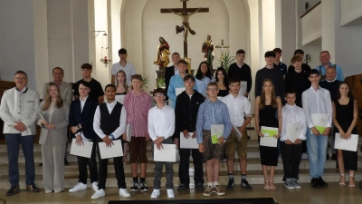 Der erfolgreiche Abschlussjahrgang der Mittelschule Schwarzenfeld mit Bürgermeister Hans Prechtl, Schulleiter Siegfried Seeliger, Konrektor Manfred Bösl und Klassenleiter Matthias Daschner. (Bild: Siegfried Seeliger)