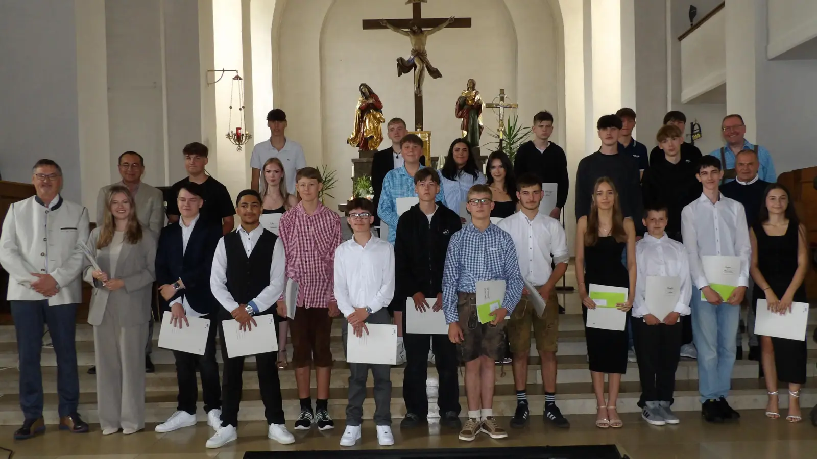 Der erfolgreiche Abschlussjahrgang der Mittelschule Schwarzenfeld mit Bürgermeister Hans Prechtl, Schulleiter Siegfried Seeliger, Konrektor Manfred Bösl und Klassenleiter Matthias Daschner. (Bild: Siegfried Seeliger)