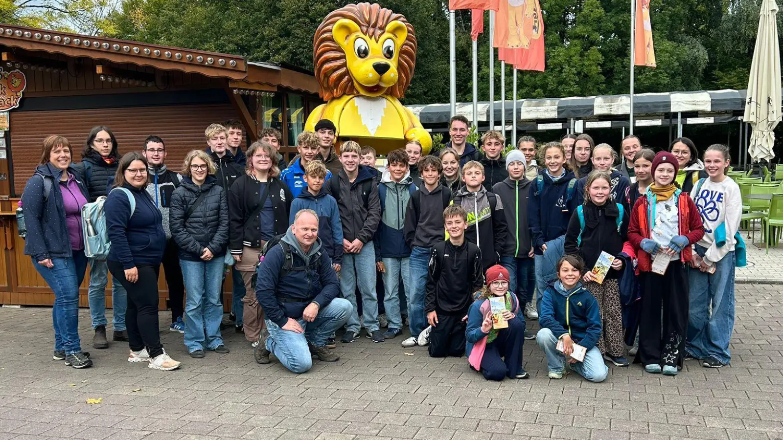Ministranten aus Neustadt, Störnstein und Wilchenreuth vor dem Maskottchen des Skyline Freizeitparkes „Löwi”.  (Bild: Alexander Schmid)