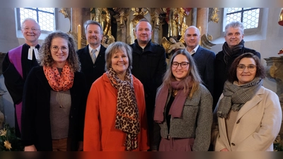 So setzt sich der neue Kirchenvorstand in der Gemeinde St. Johannes Baptista zusammen:<br>Erste Reihe von links: Anika Bock, Silke Scherm, Franziska Lang und Gerlinde Fütterer.<br>Zweite Reihe von links: Pfarrer Wilfried Römischer, Jürgen Bär, Wolfgang Bock, Günter Reinl und Norbert Meierhöfer. (Bild: Fred Lehner)