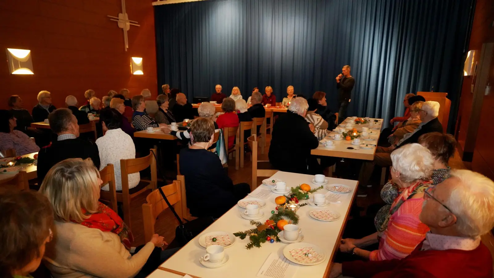Andächtig lauschten die Teilnehmer im Pfarrheim St. Johannes auf die adventlichen Texte und Lieder und erlebten eine ideale Einstimmung auf das kommende Weihnachtsfest. (Bild: Alois Schröpf)