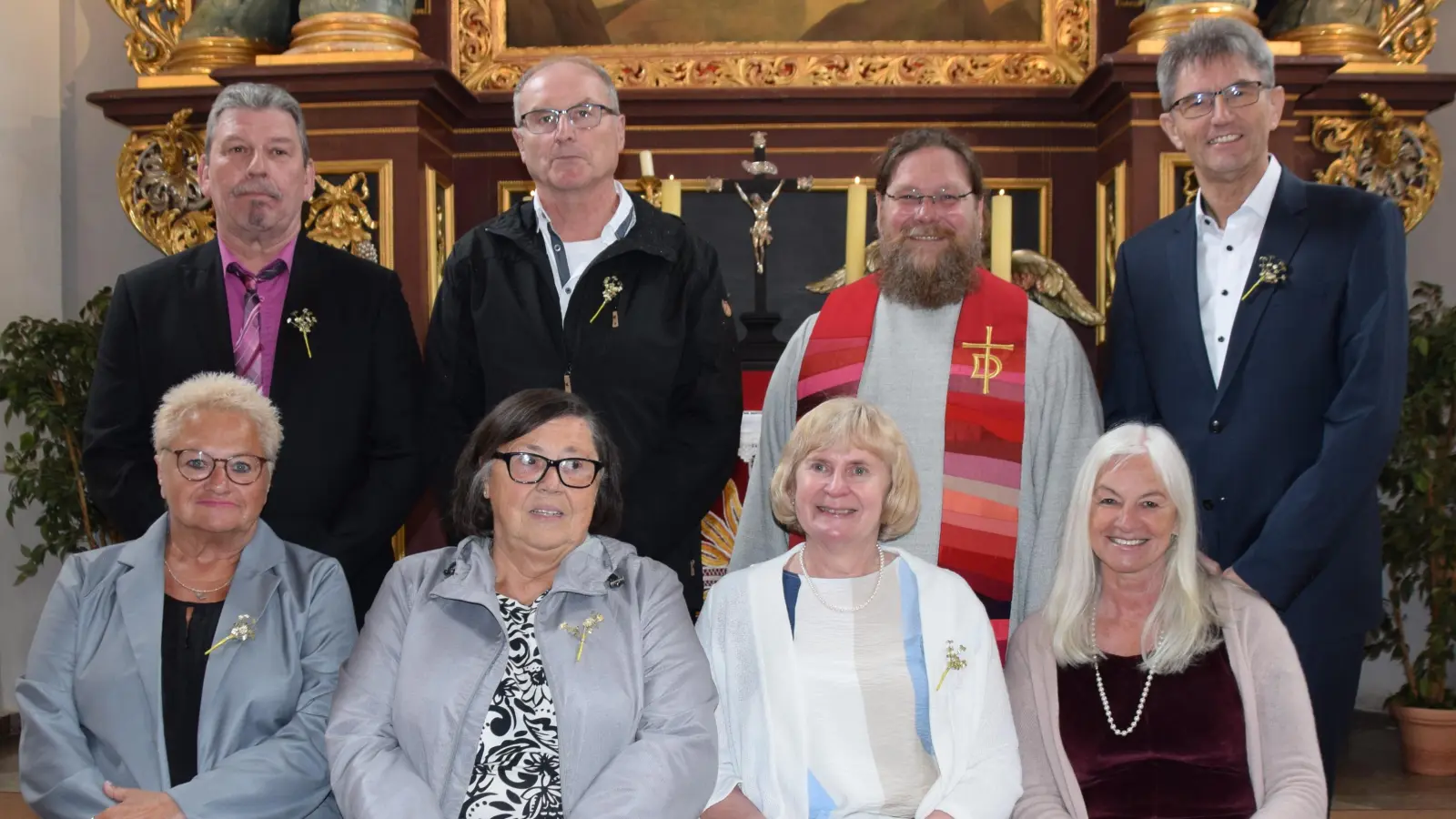 Die goldenen Konfirmanden wurden am 23.April 1975 von Pfarrer Helmut Senft konfirmiert, von links. sitzend: Ursula Neidel, Elfriede Timm, Gunda Hartmann, Annette Döbler, stehend: Reinhard Schunk, Hans König, Diakon Bernd Deyerl und Martin Farnbauer  (Bild: Heidi Kurz)