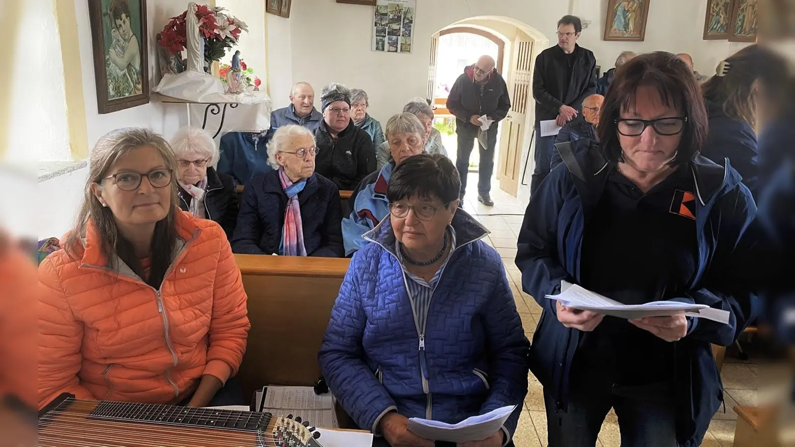  Monika Bayer mit ihrer Zither, die Sängerinnen Maria Feldmeier und Marianne Hanamann. (vorne von links) und Stadtpfarrer und Präses Wolfgang Dietz (rechts hinten). <br> (Bild: Hans Herrmann)