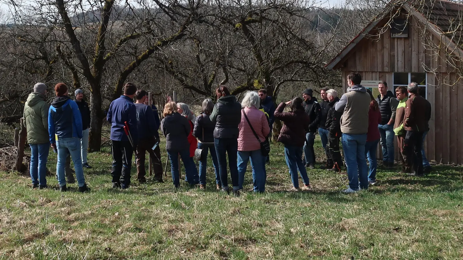 Nach der Theorie ging es zur praktischen Anwendung ins Freie auf die Streuobstwiese. (Bild: Nathalie Ingerl)