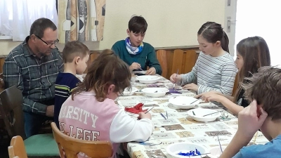 Malen und Basteln stand für die Kinder und Jugendlichen auf dem Osterprogramm. (Bild: Karl Ziegler)