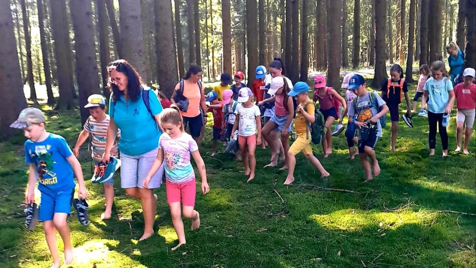 Ohne Schuhe durch den Wald (Bild: Siegfried Spindler)