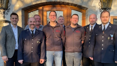 Die neu gewählten Kommandanten Tobias Nesner und Mathias Biegerl sowie die Geehrten Stefan Pronold und Johann Biegerl zusammen mit Bürgermeister Rudolf Teplitzky, KBR Christian Demleitner, KBI Christian Weinfurtner und 1. Vorstand Reinhard Biegerl. (Bild: Stefan Koller)