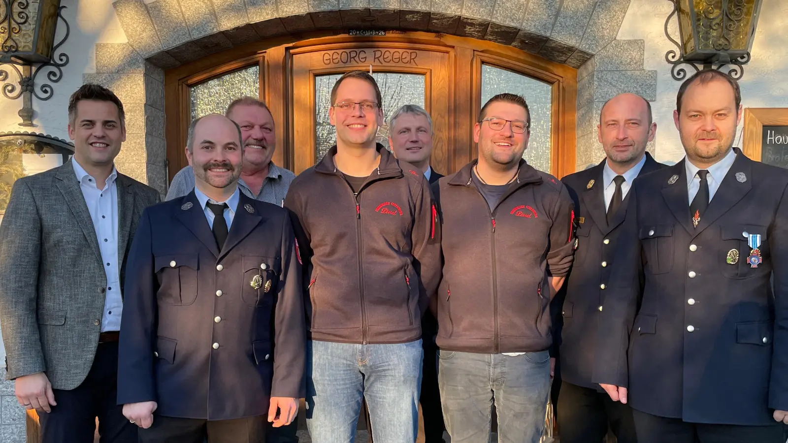 Die neu gewählten Kommandanten Tobias Nesner und Mathias Biegerl sowie die Geehrten Stefan Pronold und Johann Biegerl zusammen mit Bürgermeister Rudolf Teplitzky, KBR Christian Demleitner, KBI Christian Weinfurtner und 1. Vorstand Reinhard Biegerl. (Bild: Stefan Koller)