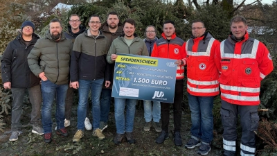 1500 Euro für ein neues Einsatzfahrzeug konnte die JU Immenreuth an den HvO BRK-Bereitschaft Armesberg aus ihrer diesjährigen Christbaumaktion übergeben. Erstmals wurde ein Christbaumfeuer entzündet. v. links: Michael Dötterl, Bernhard Schmid, Ralf Schreyer, Daniel Schmidt, Christoph Zembsch, Johannes Frauenholz (JU Vorsitzender), Melanie Popp, Daniel Müller, Alexander Rüger und Florian Hösl (Bild: Johannes Frauenholz)