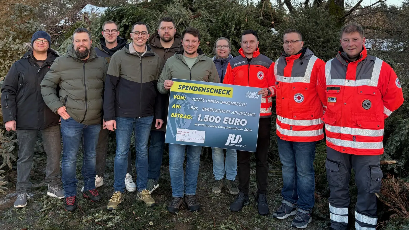 1500 Euro für ein neues Einsatzfahrzeug konnte die JU Immenreuth an den HvO BRK-Bereitschaft Armesberg aus ihrer diesjährigen Christbaumaktion übergeben. Erstmals wurde ein Christbaumfeuer entzündet. v. links: Michael Dötterl, Bernhard Schmid, Ralf Schreyer, Daniel Schmidt, Christoph Zembsch, Johannes Frauenholz (JU Vorsitzender), Melanie Popp, Daniel Müller, Alexander Rüger und Florian Hösl (Bild: Johannes Frauenholz)
