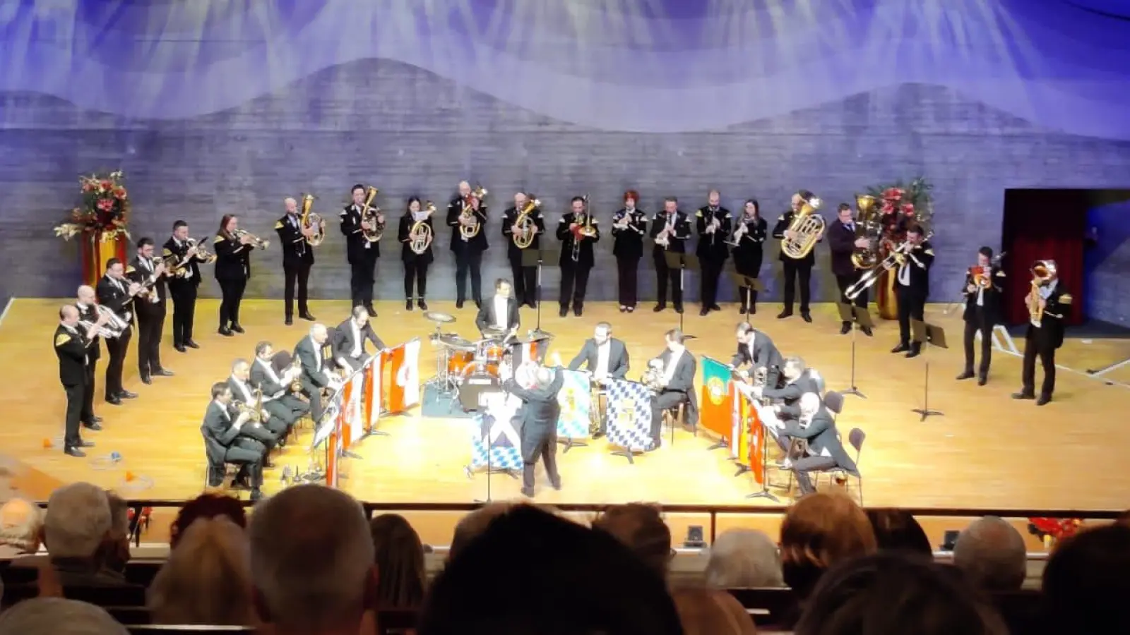 Bergmannskapelle Wackersdorf und Blechschaden begeistern 1.200 Besucher im Audimax Regensburg. (Bild: Simon Ott)
