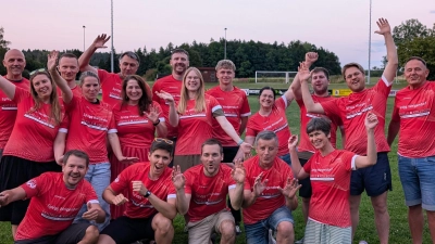Das Hobby-Volleyball-Team der SpVgg Weigendorf in ihren neuen Trikots. (Bild: Evi Adler)