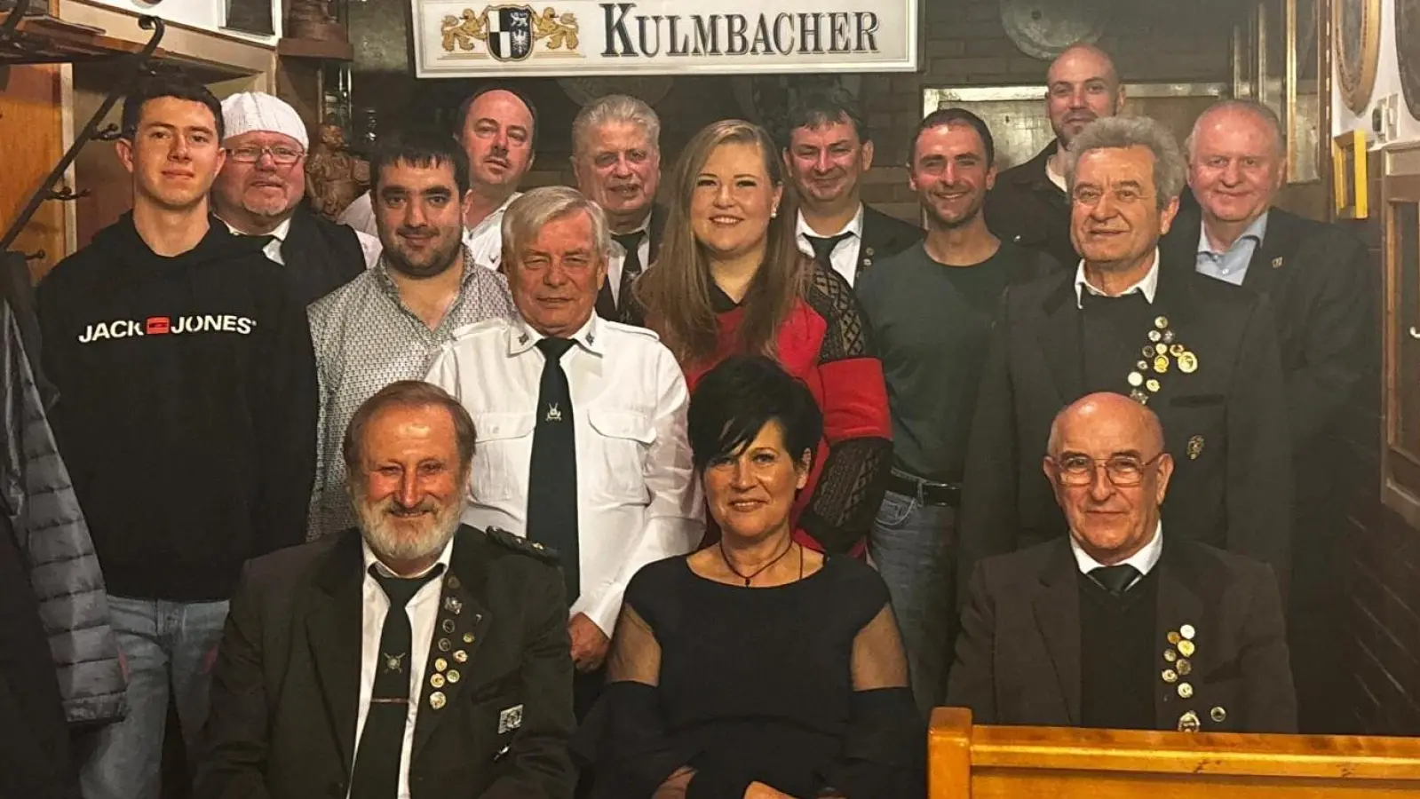 Die Neugewählte Vorstandschaft der Naabtal Schützen Gesellschaft Unterköblitz. Dazu gratulierte besonders ( hinten Rechts ) dritter Bürgermeister Dieter Rosenberg. (Bild: Betina Biller )