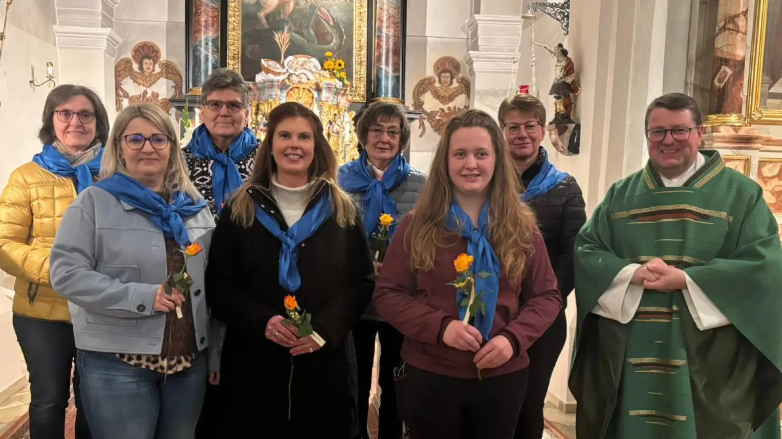 Im Rahmen einer feierlichen Abendmesse konnten sieben neue Mitglieder in den KDFB Zweigverein Etzgersrieth aufgenommen werden. (Bild: Désirée Bodensteiner)