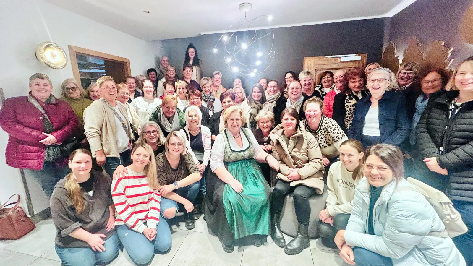 Strahlende und zufriedene Gesichter beim Wellnesswochenende der Frauenunion. FU-Vorsitzende Susanne Schnabel (vorne rechts) freute sich über den gelungenen Kurzurlaub im Waldschlößl.  (Bild: Christiane Mandl )