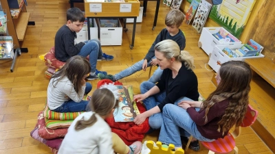 Letzten Vorlesestunde in der Bücherei Kulmain.  (Bild: Gabi Scharf)