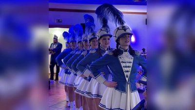 Die Garde Narrhalla Haselmühl sorgt beim SSV Paulsdorf wieder für super Stimmung.  (Bild: Tobias Becht)