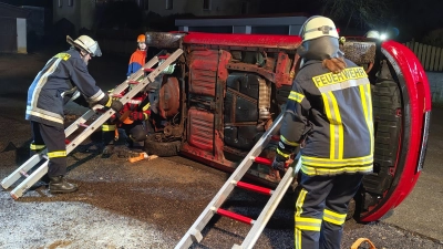Der Unfallwagen wird stabilisiert. (Bild: Markus Kindl)
