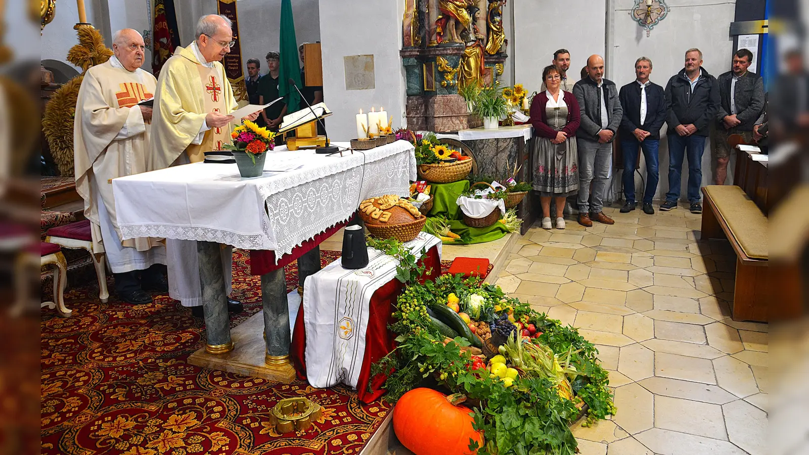 Pfarrer Johann Hofmann zelebrierte zusammen mit Ruhestandspfarrer BGR Konrad Kummer den Festgottesdienst. Die verschiedenen Gruppen brachten die Erntegaben zum Altar.  (Bild: Fritz Dietl)