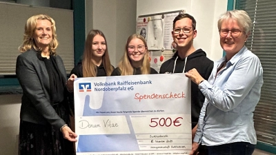 Von links: Andrea Lang (Bevollmächtigte), Anna Kleber, Milena Wittmann, Florian Zetzl (Vereinsgemeinschaft Burkhardsrieth), Elisabeth Schieder (Leiterin der Beratungsstelle). (Bild: Milena Wittmann)