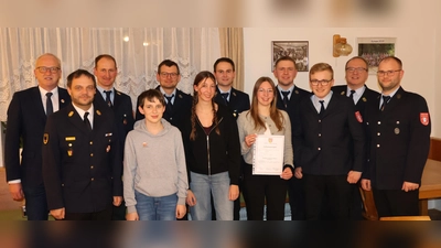 Auszeichnung verschiedener Mitglieder; darüber freuten sich (von links nach rechts): Bürgermeister Bernhard Lindner, Kreisbrandinspektor Michael Iberer, stellvertretender Vorsitzender Florian Siegler, Simon Graf, Daniel Weiß, Jasmin Winklmann, stellvertretender Vorsitzender Manuel Heindl, Nadine Winklmann, Jugendwart Simon Härtl, stellvertretender Jugendwart Jakob Wismet, Kommandant Reinhard Bauer und Markus Kilp. (Bild: Markus Rauscher)