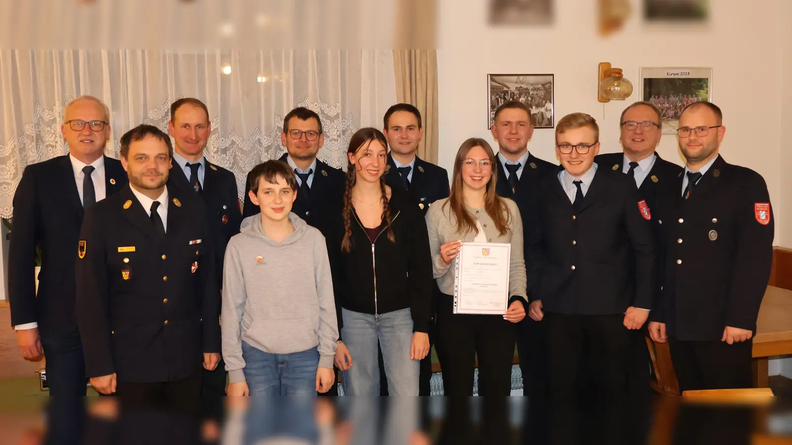 Auszeichnung verschiedener Mitglieder; darüber freuten sich (von links nach rechts): Bürgermeister Bernhard Lindner, Kreisbrandinspektor Michael Iberer, stellvertretender Vorsitzender Florian Siegler, Simon Graf, Daniel Weiß, Jasmin Winklmann, stellvertretender Vorsitzender Manuel Heindl, Nadine Winklmann, Jugendwart Simon Härtl, stellvertretender Jugendwart Jakob Wismet, Kommandant Reinhard Bauer und Markus Kilp. (Bild: Markus Rauscher)