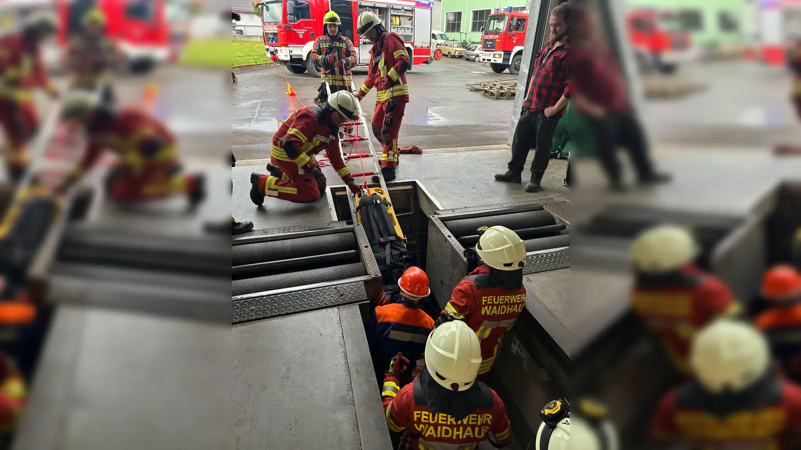 Grubenrettung via Spineboard (Bild: Vera Stahl)