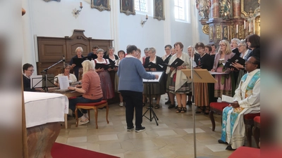 Eine besondere Maiandacht in der Stadtpfarrkirche Vilseck umrahmten der Landfrauenchor Amberg-Sulzbach und die Saitenmusikgruppe Gebenbach. (Bild: Rosi Hasenstab)