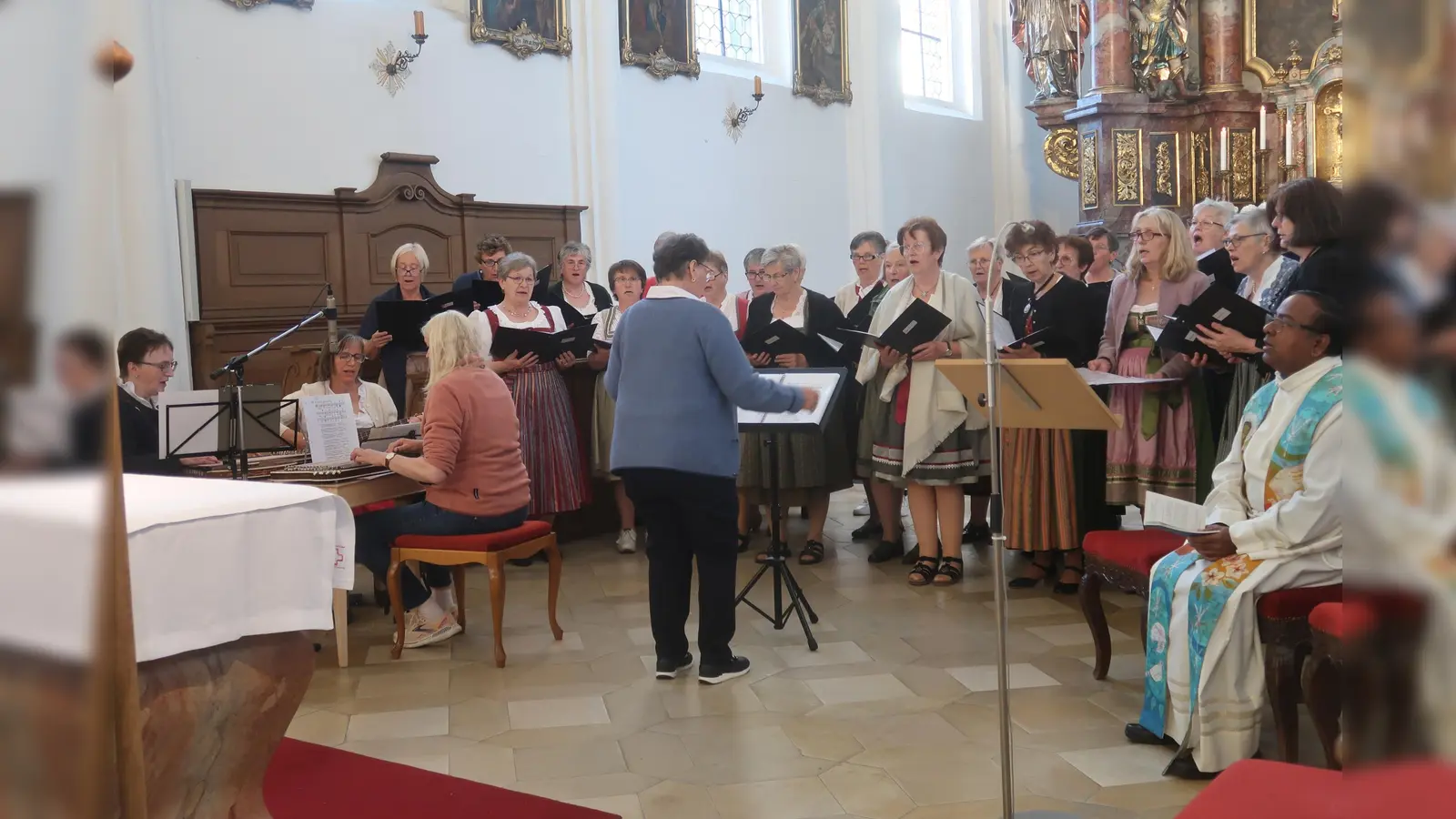 Eine besondere Maiandacht in der Stadtpfarrkirche Vilseck umrahmten der Landfrauenchor Amberg-Sulzbach und die Saitenmusikgruppe Gebenbach. (Bild: Rosi Hasenstab)