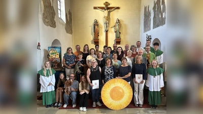 Gruppenfoto nach dem Familien-Gottesdienst in der vollen Herz-Jesu-Pfarrkirche. (Bild: Roman Melzner)