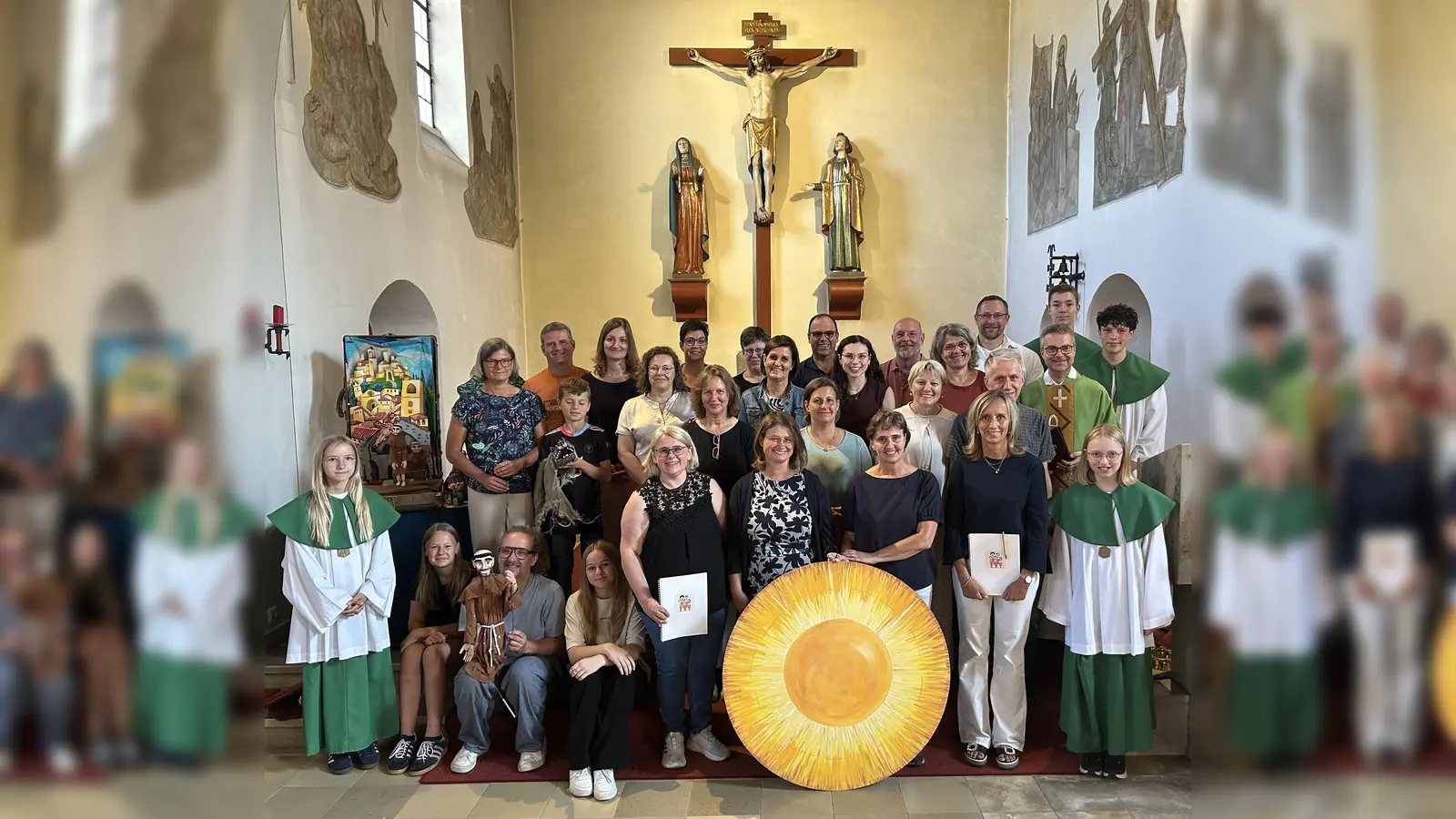 Gruppenfoto nach dem Familien-Gottesdienst in der vollen Herz-Jesu-Pfarrkirche. (Bild: Roman Melzner)