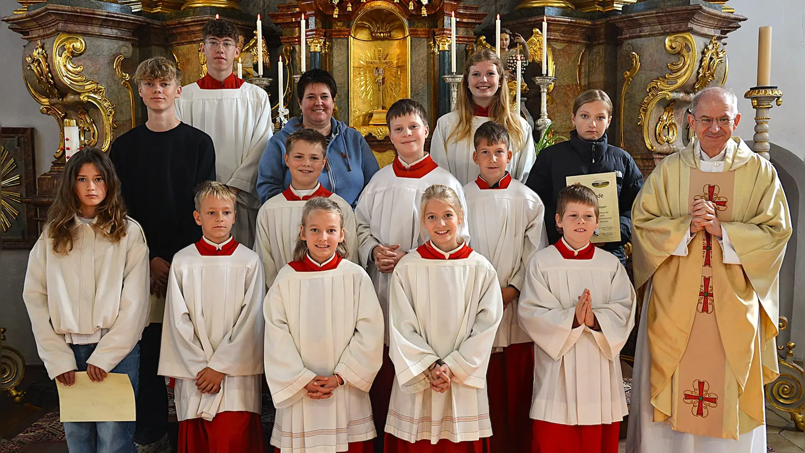 Die neuen und die ausgeschiedenen Ministrantinnen und Ministranten zusammen mi re. Pfarrer Johann Hofmann, hinten v. li. Oberministrant Jakob Schlosser, Gemeindereferentin Barbara Schlosser und Oberministrantin Sophie Steinbach. (Bild: Fritz Dietl)