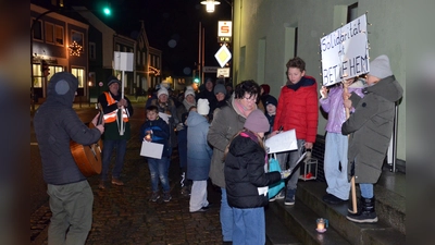 Auf dem Bild ganz links Pater Thomas Mühlberger, etwas rechts von der Mittel die Mesnerin Margit Reichenberger (Bild: Siegfried Zeug)